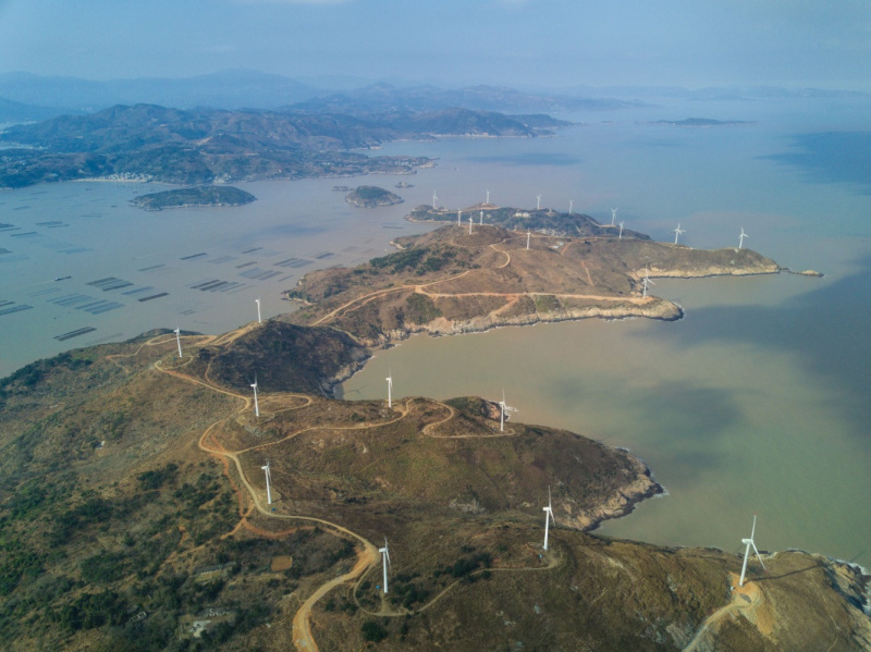 空中俯瞰北关岛上的霞关风电场（2月15日摄）。