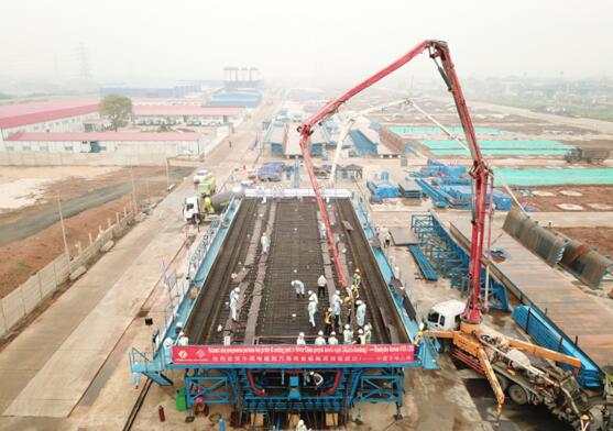 水电八局承建的中国海外最大制梁场浇筑首榀箱梁